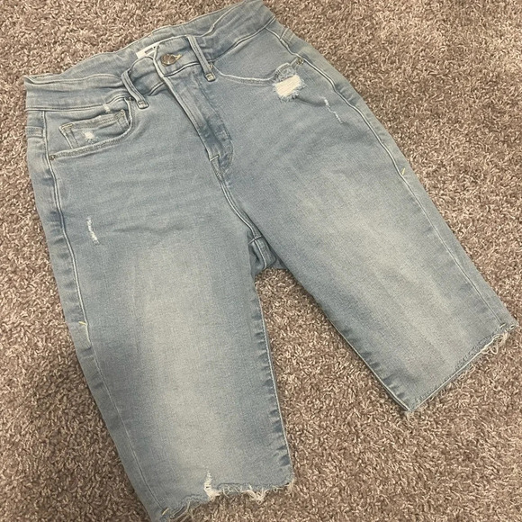 Good American | Good Bermuda Frayed Hem Distressed Shorts Size 2/26 - Picture 2 of 5